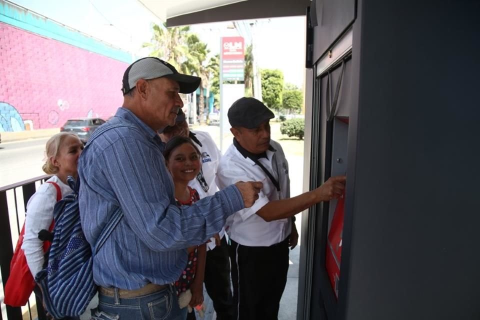 En el parabús de Nueva Galicia, personal asesoraba a ciudadanos en cómo usar la máquina de compra y recarga.
