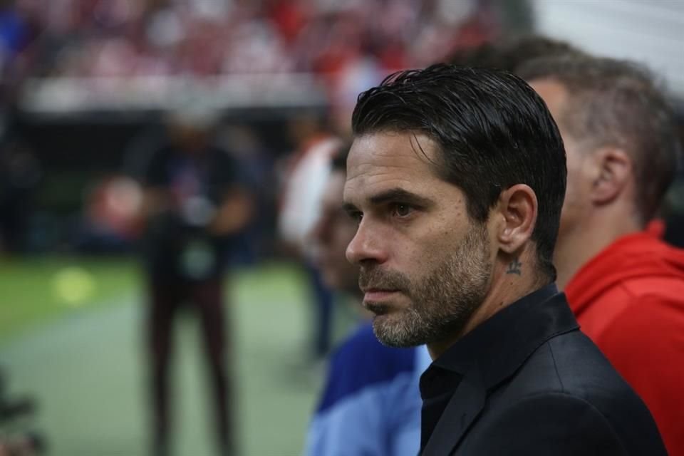 Fernando Gago durante el partido Chivas vs Pumas, donde debutó 'Chicharito' Hernández como parte del Rebaño en el Clausura 2024.