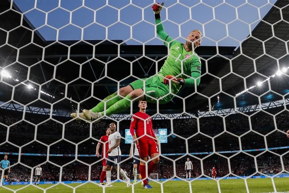 Kasper Schmeichel tuvo brillantes atajadas.