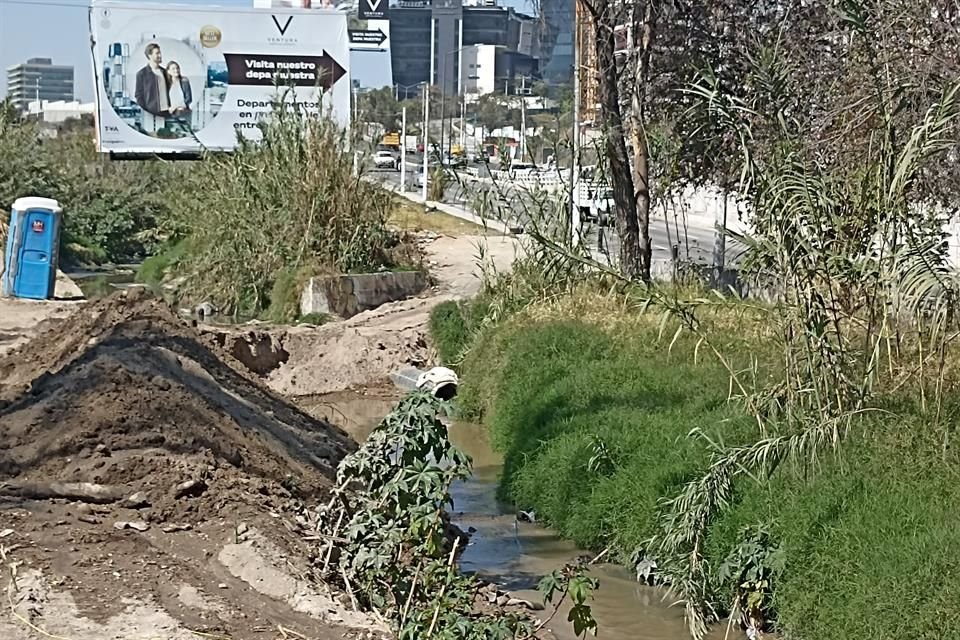 La reparación de la tubería comenzó esta semana, pero continúa fugando aguas negras al canal contiguo.