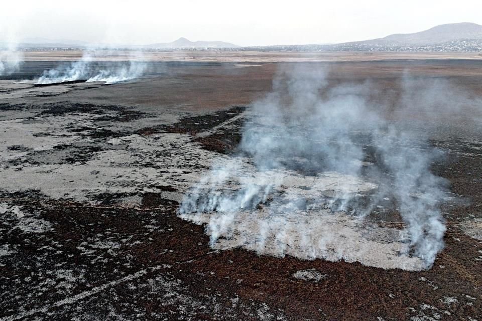 La sequía prolongada ha propiciado incendios de pastizal en lo que antes era un cuerpo de agua.