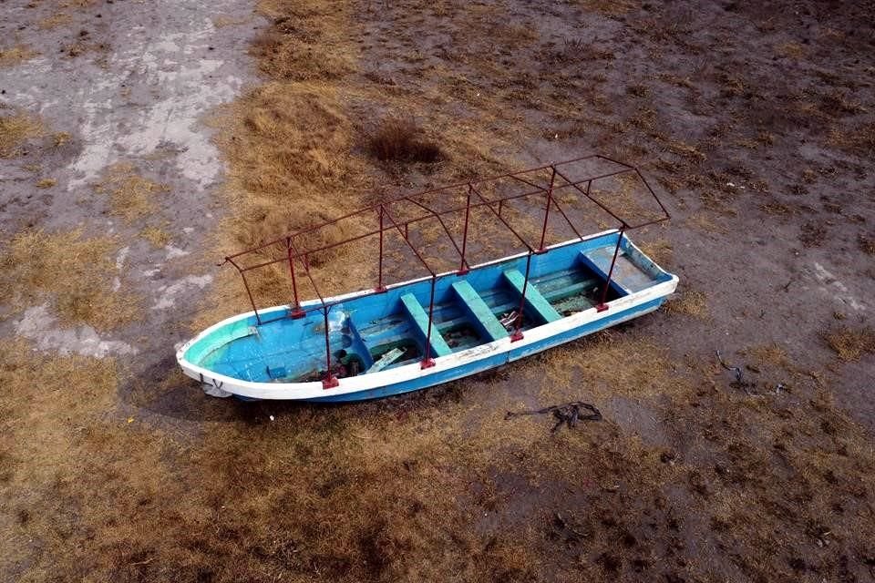 Las lanchas, que solían estar en la laguna, quedaron varadas en la tierra.