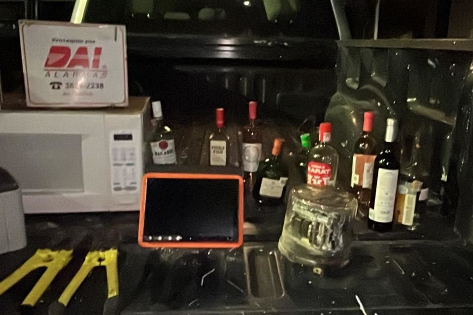 Les aseguraron un microondas, una impresora, un medidor de luz, una impresora de tickets, una tablet, un generador, dos cizallas y botellas de licor.