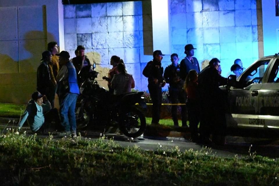 Un motociclista fue encontrado sin vida en la Colonia Puerta de Hierro; se desconoce si hubo un choque o si se cayó del vehículo.