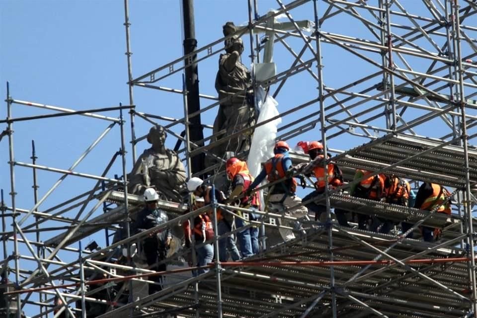 Trabajadores regresaron este lunes a su lugar en la Catedral Metropolitana las esculturas de las tres Virtudes teologales, donde serán presentadas este martes por autoridades de Cultura.