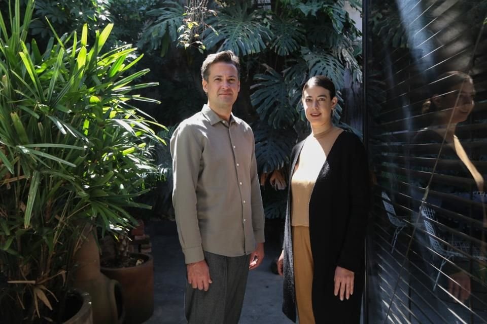 Luis Enrique Flores y Armida Fernández en su estudio, ubicado en Guadalajara.