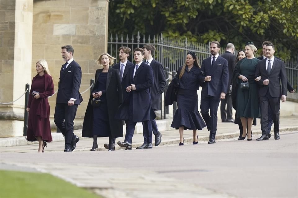 Una vez reunidos, miembros de la realeza de Grecia optaron por ingresar a la capilla de San Jorge, ubicada en el Castillo de Windsor.