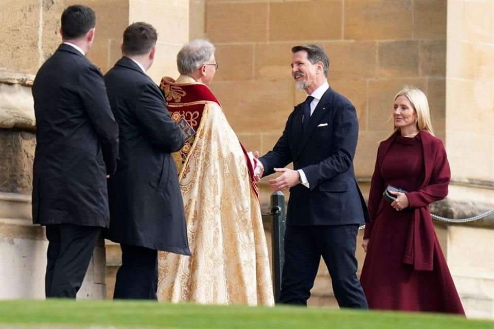 En la entrada del recinto donde se llevaría a cabo la ceremonia, los invitados fueron recibidos por el sacerdote que dirigió el evento.