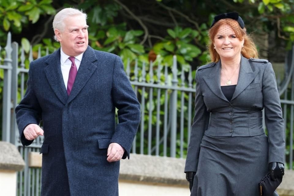 Después de unos momentos, el siguiente miembro Real visto fue el Príncipe Andrés, Duque de York, quien sorpresivamente llegó acompañado de su ex esposa, Sarah Ferguson, la Duquesa de York.