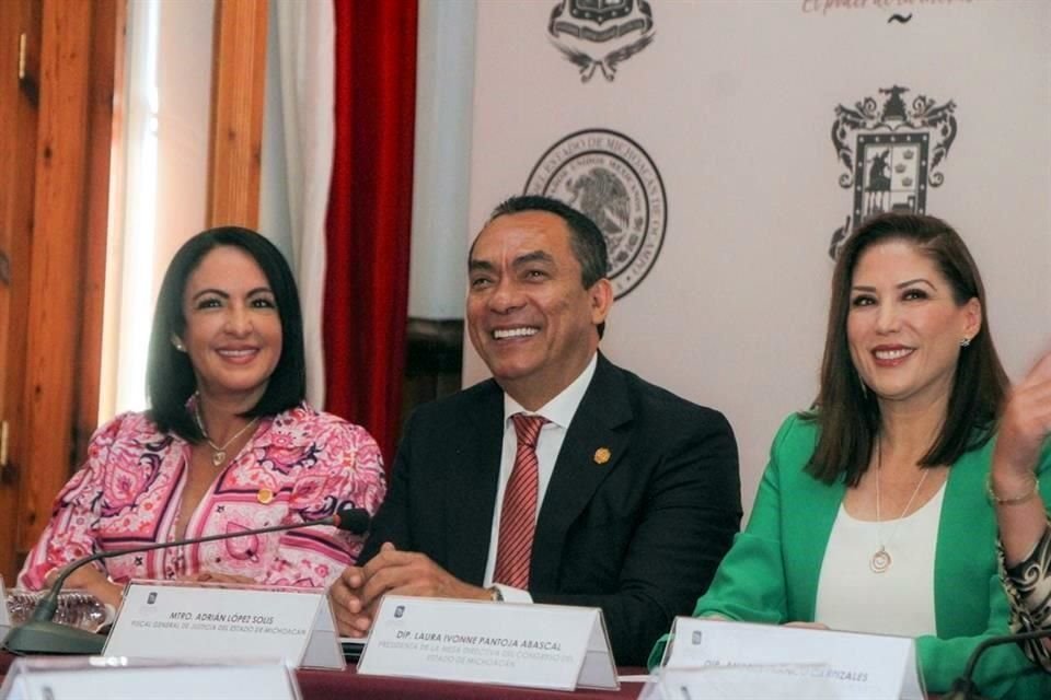 El Fiscal de Michoacán, Adrián López Solís, informó que hay indicios que apuntan que los asesinatos de precandidatos fueron cometidos por el crimen organizado.