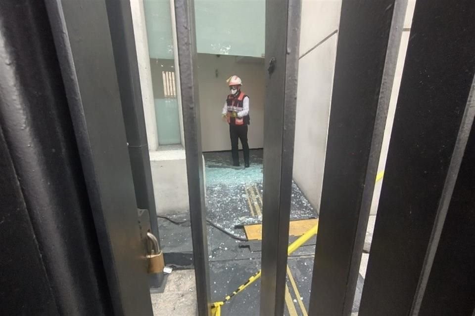 Al menos una puerta de cristal fue destrozada por uno de los petardos.