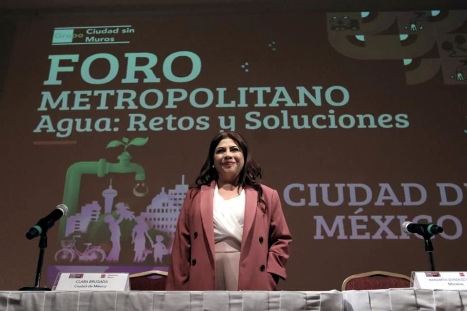 La aspirante de Morena, Clara Brugada, acudió ayer a un foro sobre los problemas de agua en la Ciudad de México.