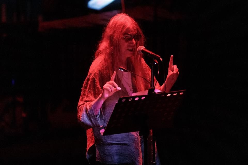 La escritora y música Patti Smith se presentó anoche en la Sala Plácido Domingo con su proyecto 'Correspondences'.