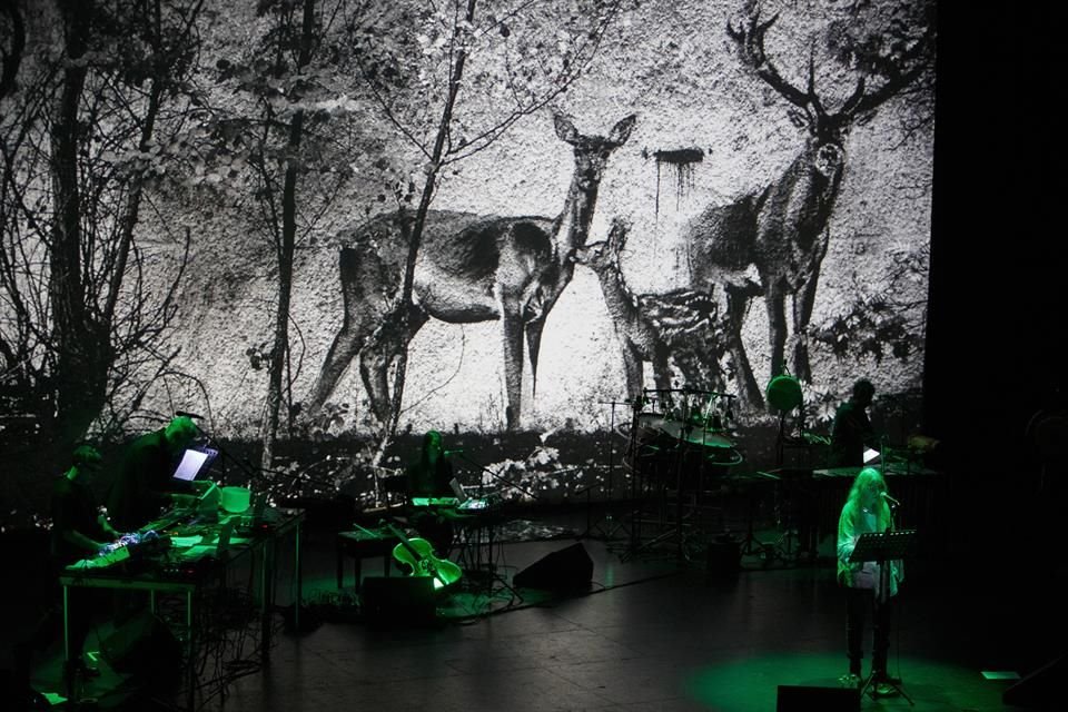 La escritora y música Patti Smith se presentó anoche en la Sala Plácido Domingo con su proyecto 'Correspondences'.