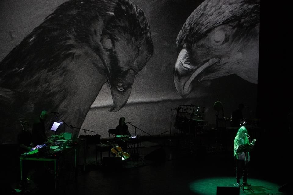 La escritora y música Patti Smith se presentó anoche en la Sala Plácido Domingo con su proyecto 'Correspondences'.