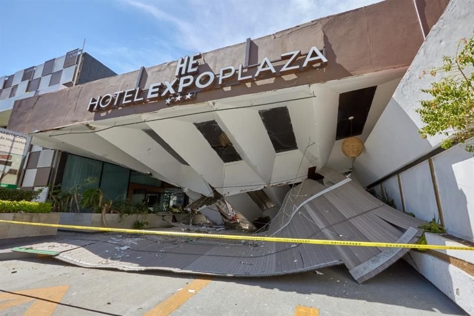 Por derrumbe en la fachada del Hotel Expo Plaza, en la Colonia Ciudad del Sol, personal del área de recepción fue evacuadas.