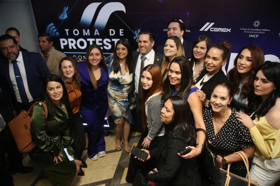 Al salir del evento, Lancaster fue felicitado por un nutrido grupo de mujeres.
