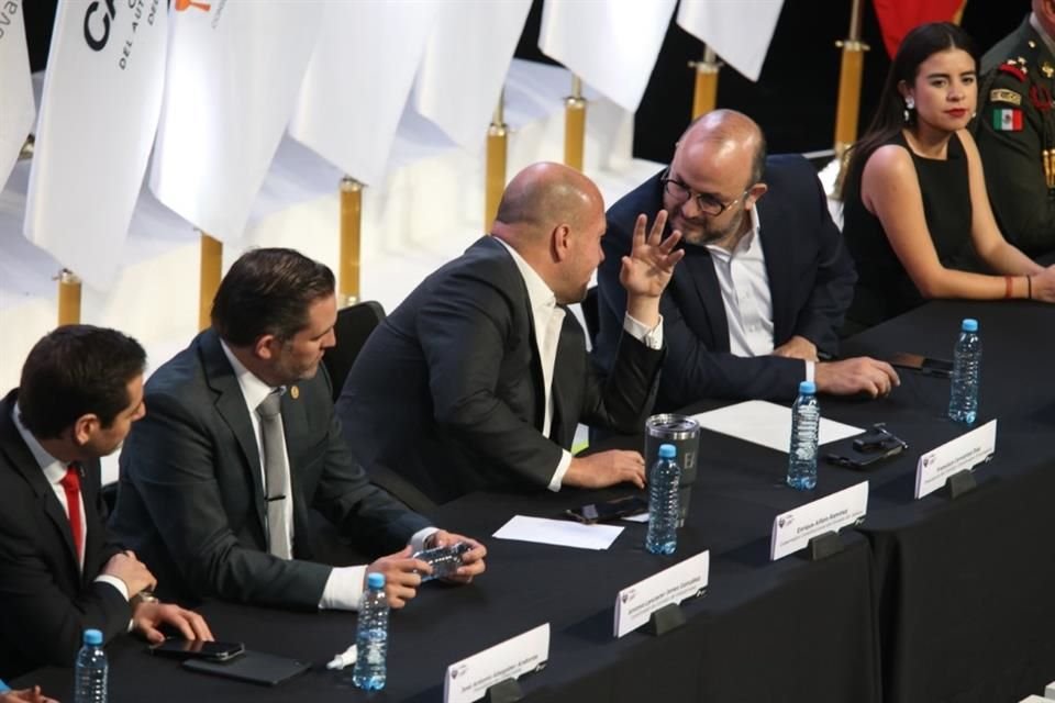 El Gobernador de Jalisco y el Rector de la UdeG platicaraon durante algunos momentos.
