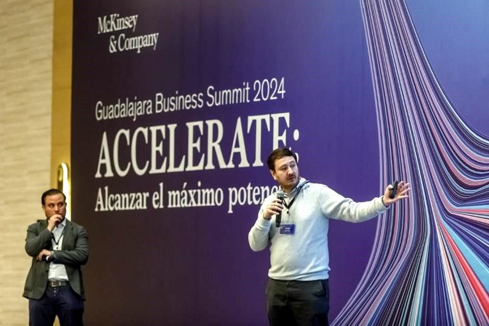 Miguel Ángel Alcaraz y Jorge Luis Riveros Gilardi, durante el Accelerate Business Summit Guadalajara, de McKinsey & Company México.