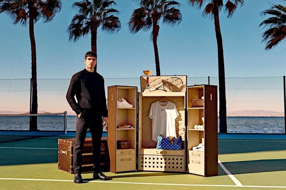 Louis Vuitton con Carlos Alcaraz crearon un baúl personalizado en honor a las destacadas victorias deportivas del campeón de tenis.