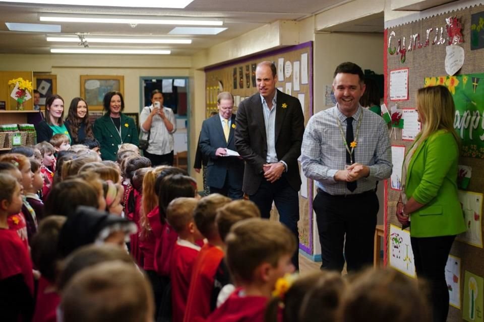 En Gales, Guillermo también visitó la escuela Ysgol Yr Holl Saint/All Saint's School.