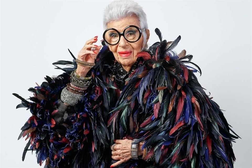 Iris Apfel, la mítica diseñadora de interiores e ícono de la moda, murió este viernes a los 102 años en su casa de Palm Beach, Florida.