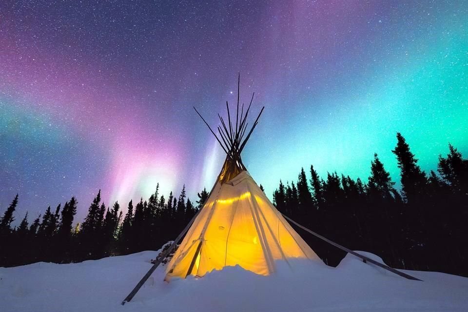 Observa el espectáculo de la naturaleza de las auroras boreales en los Territorios del Noroeste, en Canadá.