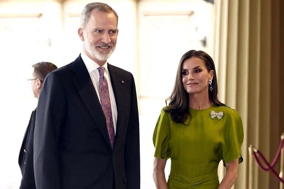 Felipe y Letizia accedieron a la funeraria donde arroparon al resto de la familia.