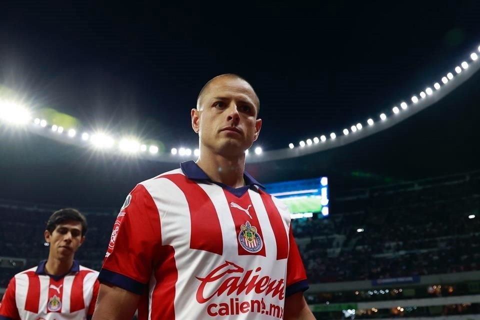 Al Chicharito le anularon un gol.