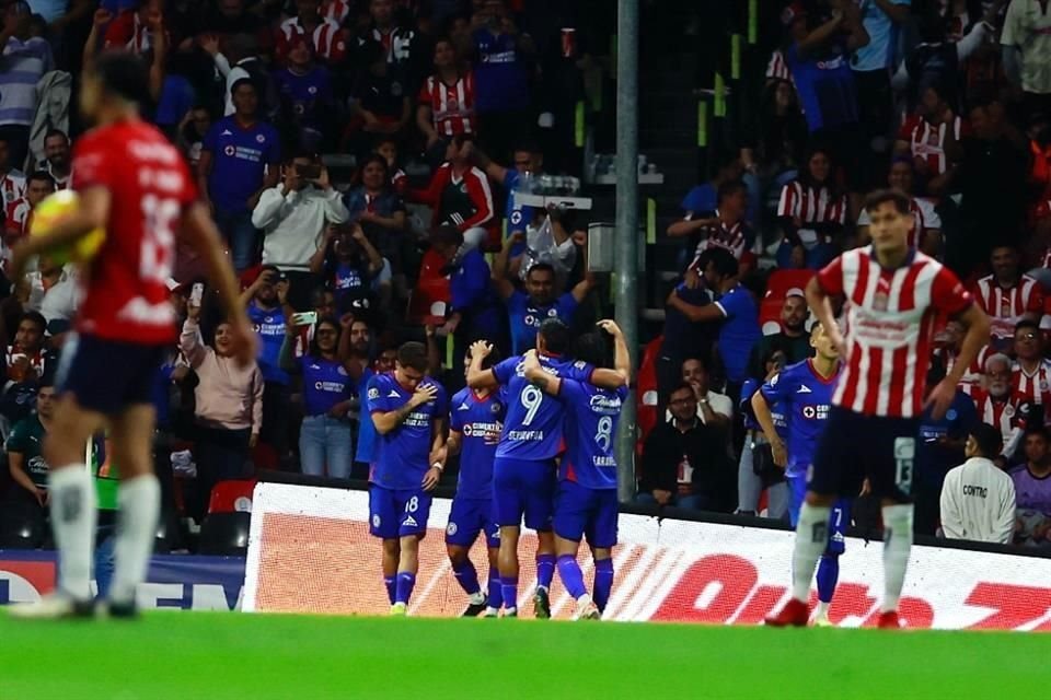 Cruz Azul duerme como líder.