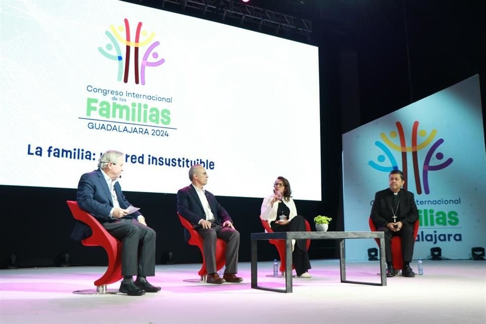 Durante el Congreso Internacional de las Familias se realizó el panel 'Compromiso con la Familia'.