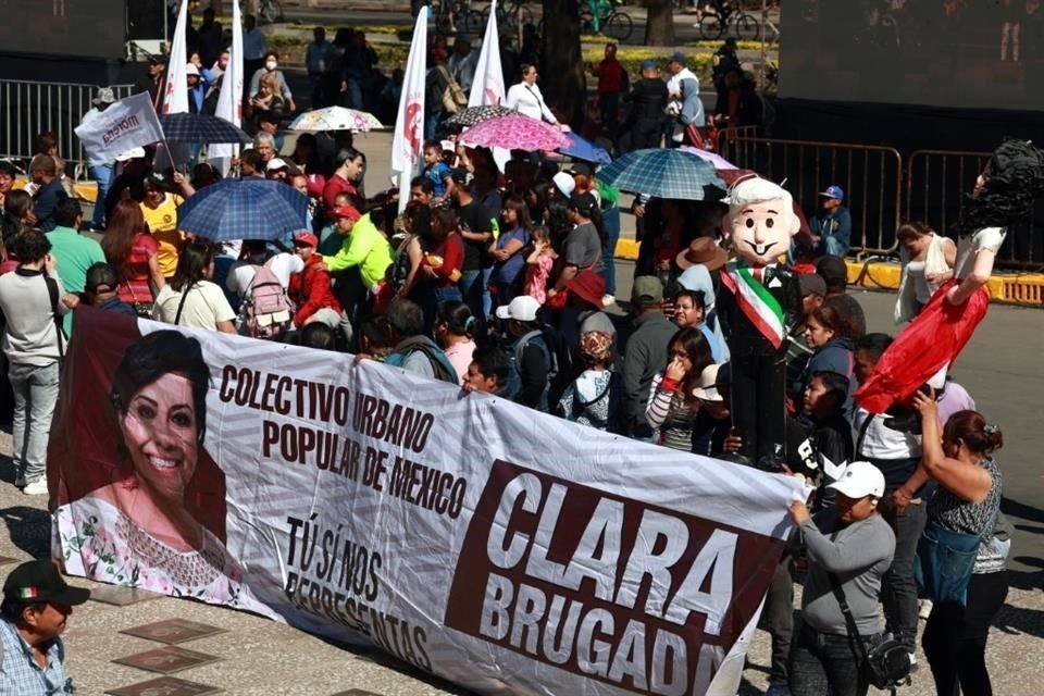 Simpatizantes se reunieron al exterior del recinto.