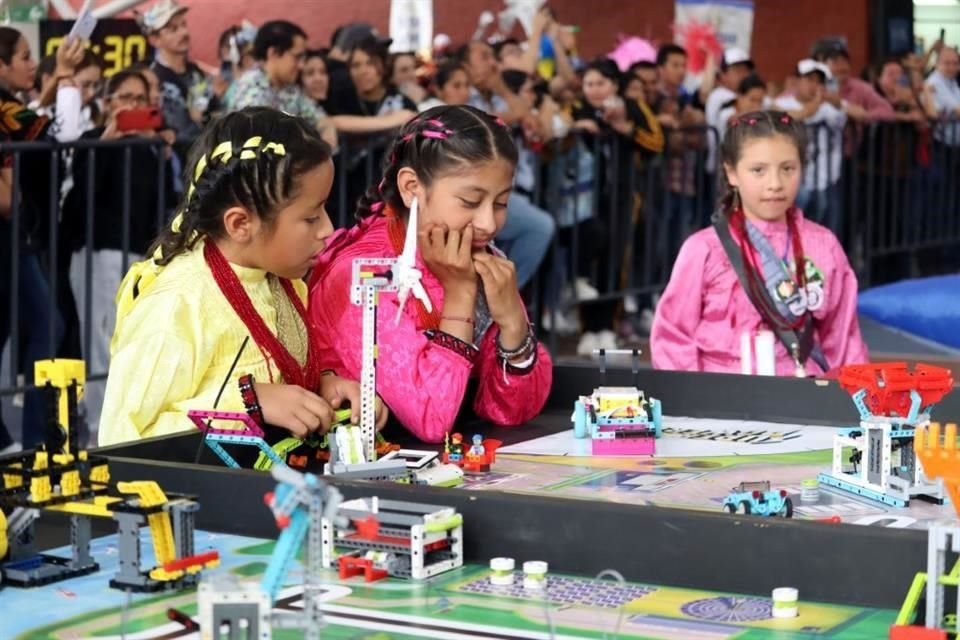 El programa impulsado por Robotix busca ser incluyendo y trabaja con diversas comunidades; aquí un grupo de niñas mazahuas.