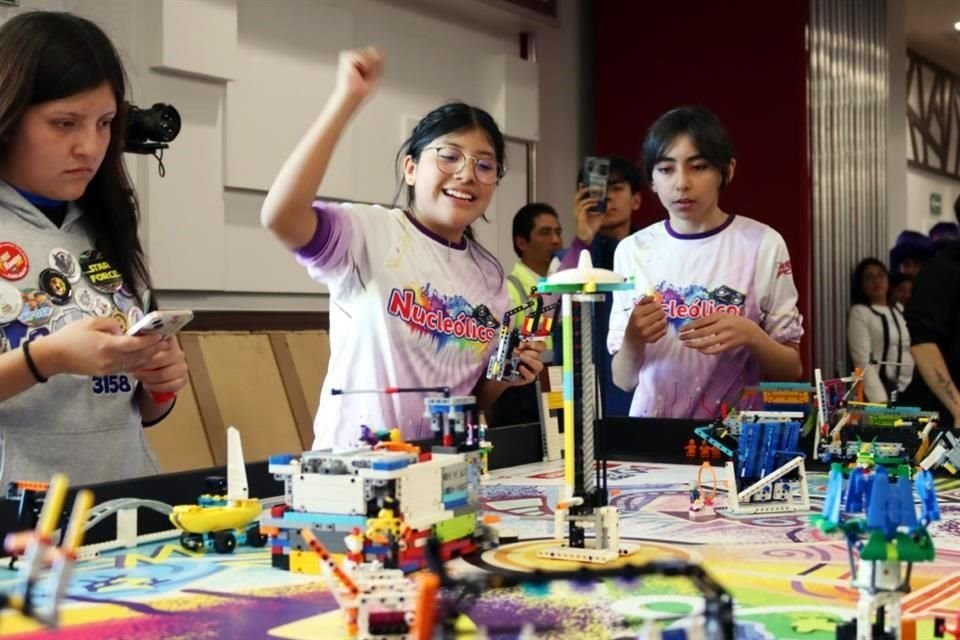 Entre las chicas del equipo Nucleólicos figura Vanessa Cortés (tercera, de izquierda a derecha), de 14 años, quien destila pasión por la robótica.