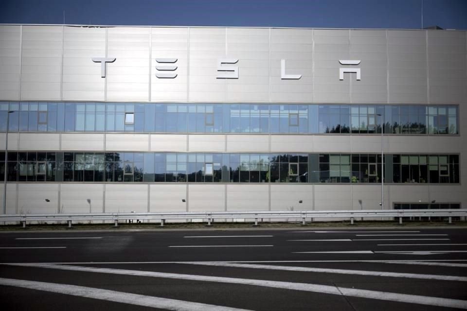 Tesla registró solo mil 277 coches nuevos en enero, su total mensual más bajo desde julio de 2021.