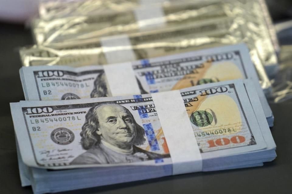 En el mercado internacional de divisas (Forex), el tipo de cambio cotizaba en 20.55 pesos por dólar, al mediodía de este martes.