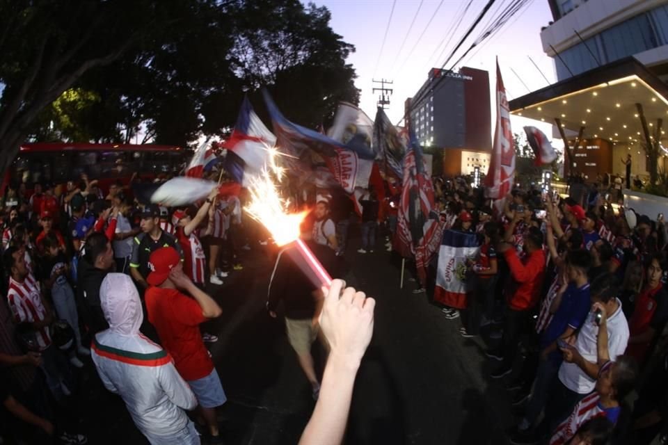 Cánticos y bengalas pusieron el ambiente.