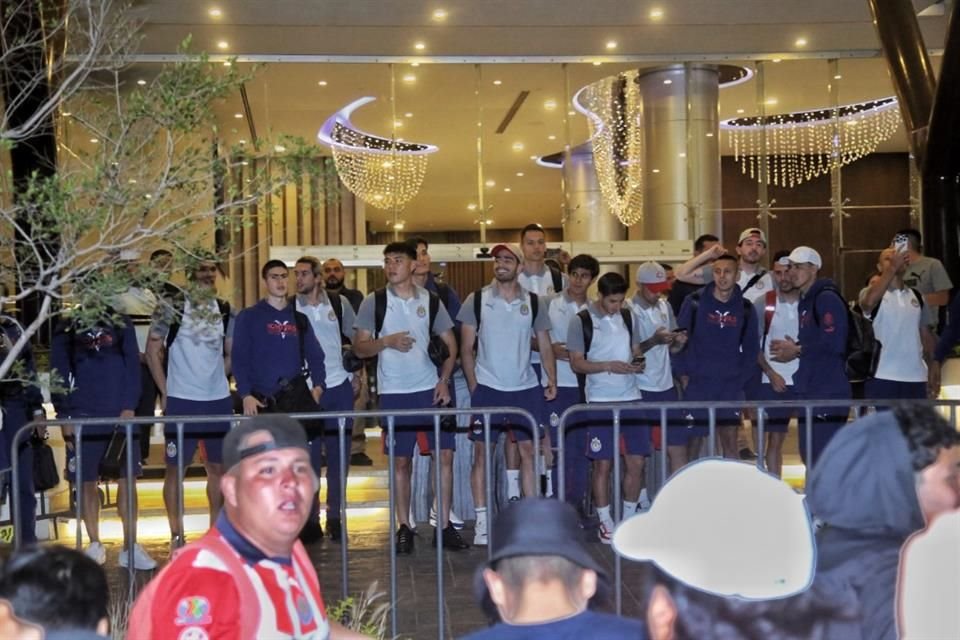 Jugadores se acercaron un poco a la afición, desatando emociones.