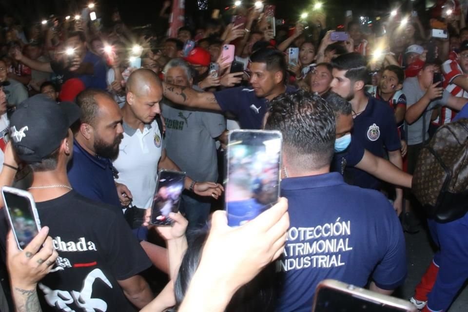 La llegada de 'Chicharito' causó revuelo.