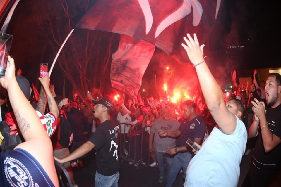 Con la emoción a tope para alentar al equipo de sus amores.
