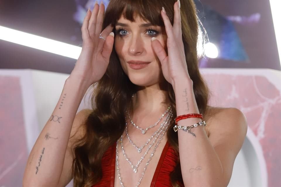 Asegura Dakota Johnson que las decisiones en producciones como 'Madame Web' no deben ser tomadas pensando en números, sino escuchando al equipo creativo.