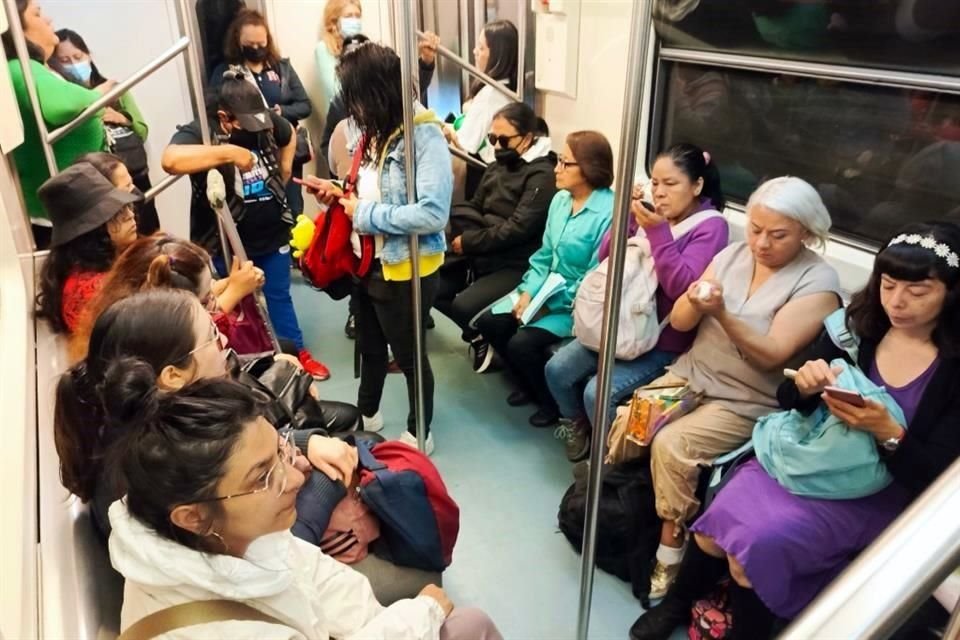 Los hombres dedican 18 horas de su semana a estas labores, mientras que las mujeres destinan 42 horas, señaló la experta.