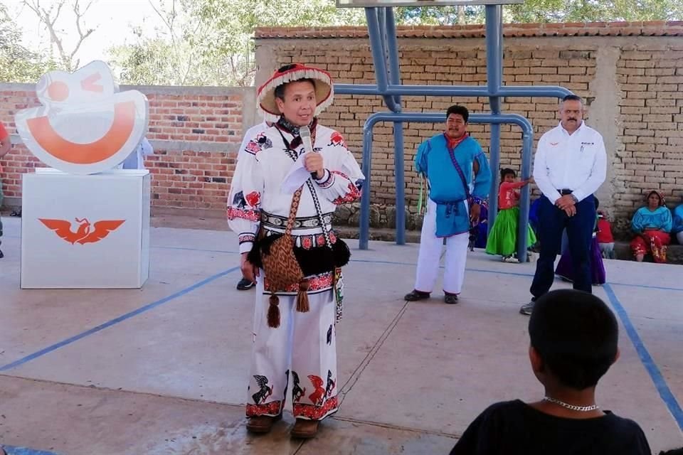 Lemus visitó municipios del norte de jalisco ataviado en un traje típico de la zona.