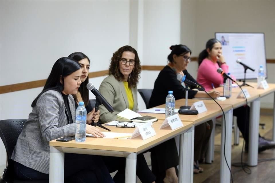 Fabiola Garibaldi, Ester Soto, Paola Lazo, Yashodara Silva y Sandra Martínez.