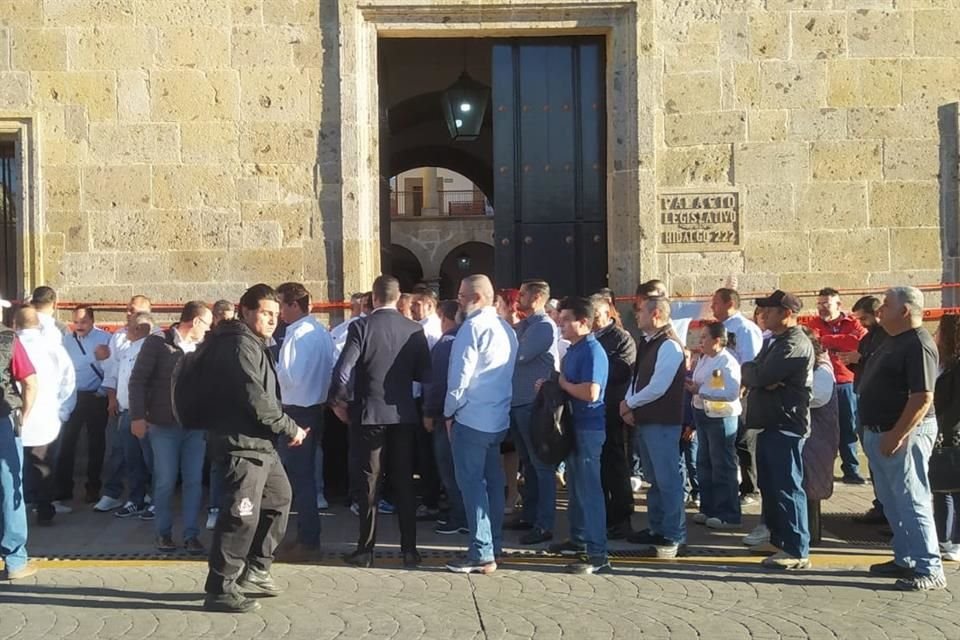 El Sindicato de Trabajadores del Poder Legislativo tomó el Congreso de Jalisco como medida de presión para aprobación del Reglamento de Escalafón.
