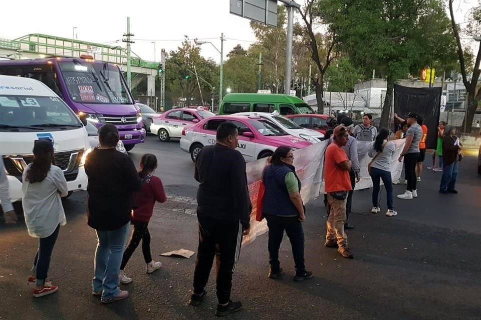 Vecinos de la Alcaldía Tlalpan mantienen un bloqueo por falta de agua.