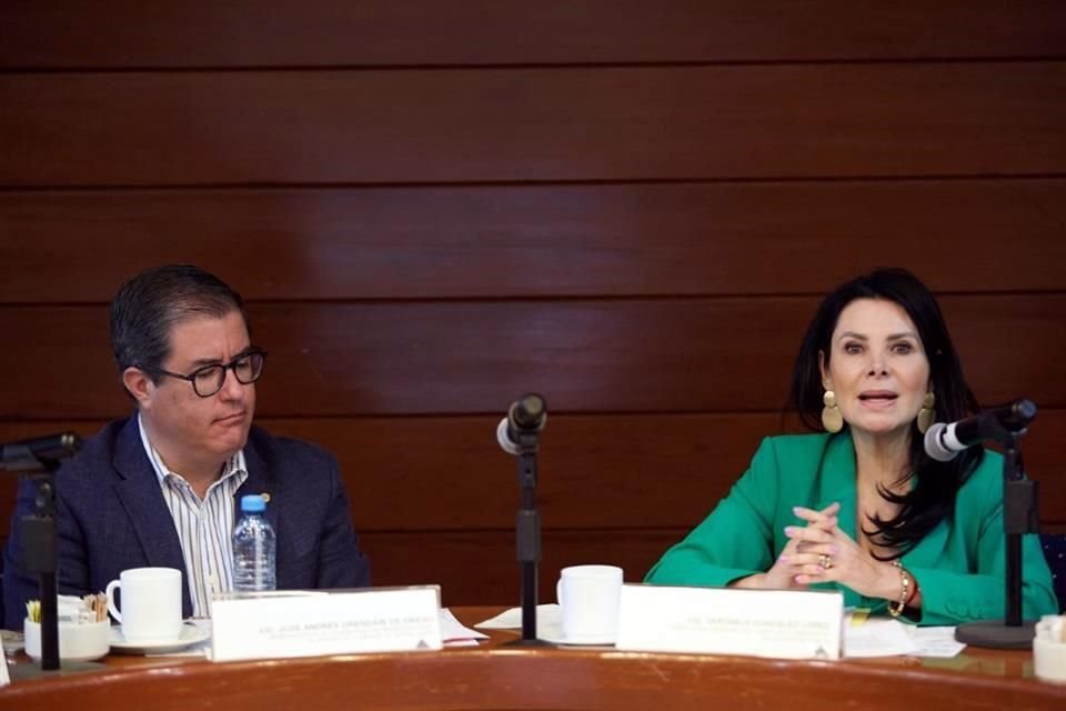 El vicepresidente de Canaco y la directora general del buró de congresos de Aguascalientes presentaron el foro de Nearshoring internacional.