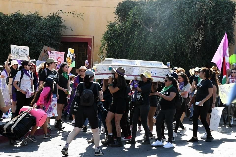 Marchan en calles de Cuernavaca miles de mujeres con motivo del 8M.