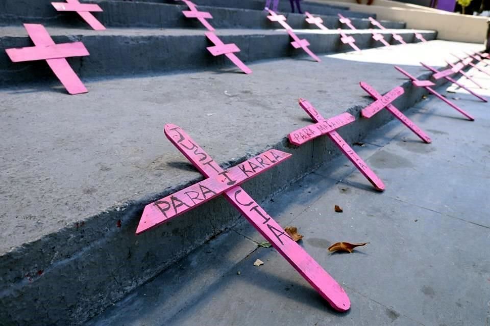 Frente al Palacio de Gobierno de Chiapas, colocaron las lonas y pancartas, y en el suelo acomodaron varias cruces de madera con el nombre de las víctimas.