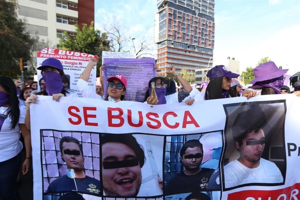 En la marcha del Frente Feminista de Jalisco se imploró por las personas desaparecidas.
